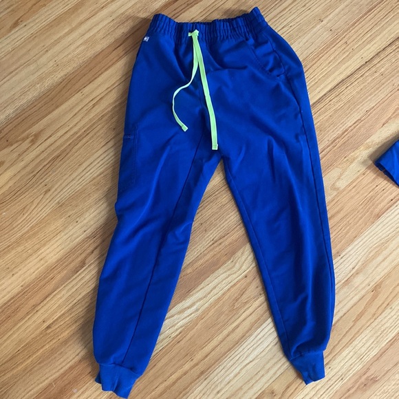 Figs Women’s Scrub Set - Picture 2 of 2